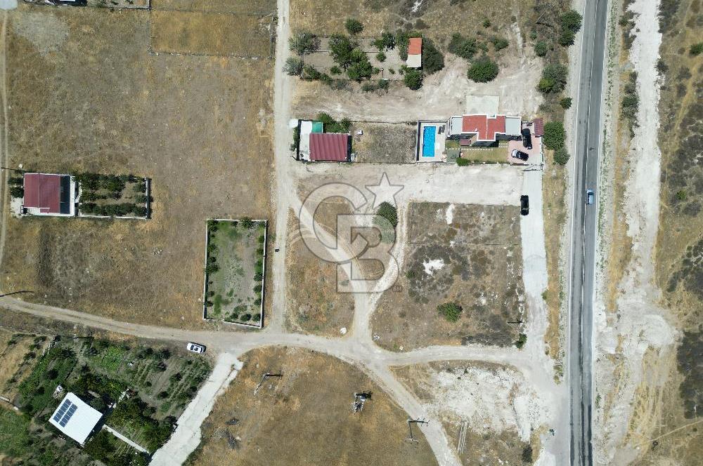 DİKİLİ ÇANDARLI’DA ANAYOLA KOMŞU SATILIK YATIRIMLIK ARSA