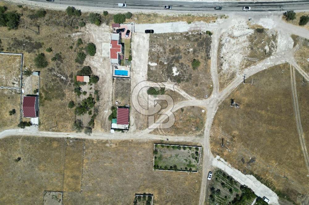 DİKİLİ ÇANDARLI’DA ANAYOLA KOMŞU SATILIK YATIRIMLIK ARSA