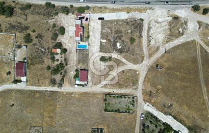 DİKİLİ ÇANDARLI’DA ANAYOLA KOMŞU SATILIK YATIRIMLIK ARSA