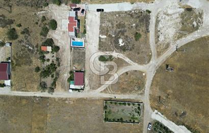DİKİLİ ÇANDARLI’DA ANAYOLA KOMŞU SATILIK YATIRIMLIK ARSA