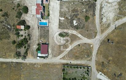 DİKİLİ ÇANDARLI’DA ANAYOLA KOMŞU SATILIK YATIRIMLIK ARSA