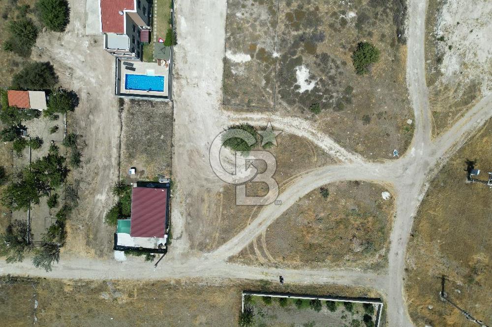 DİKİLİ ÇANDARLI’DA ANAYOLA KOMŞU SATILIK YATIRIMLIK ARSA