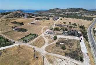 DİKİLİ ÇANDARLI’DA ANAYOLA KOMŞU SATILIK YATIRIMLIK ARSA