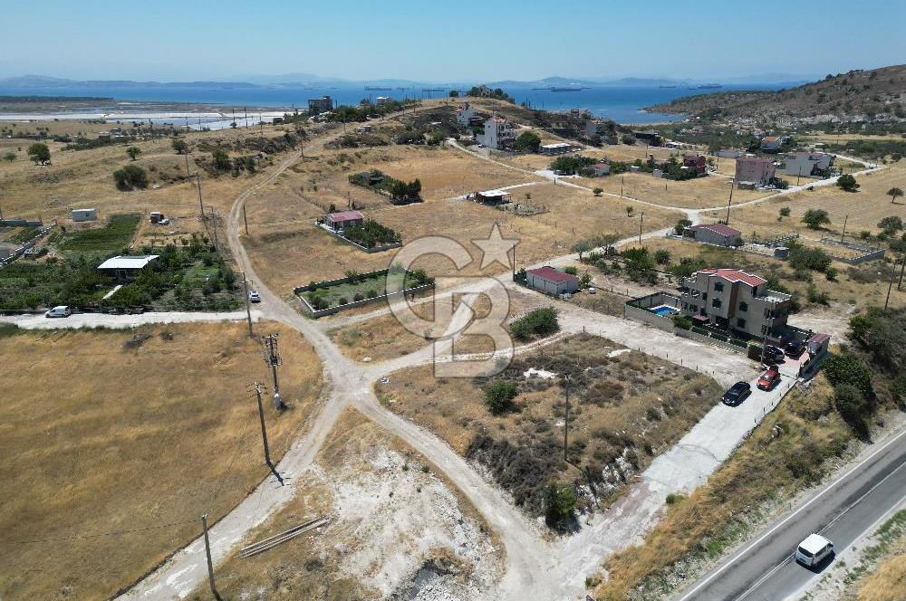 DİKİLİ ÇANDARLI’DA ANAYOLA KOMŞU SATILIK YATIRIMLIK ARSA