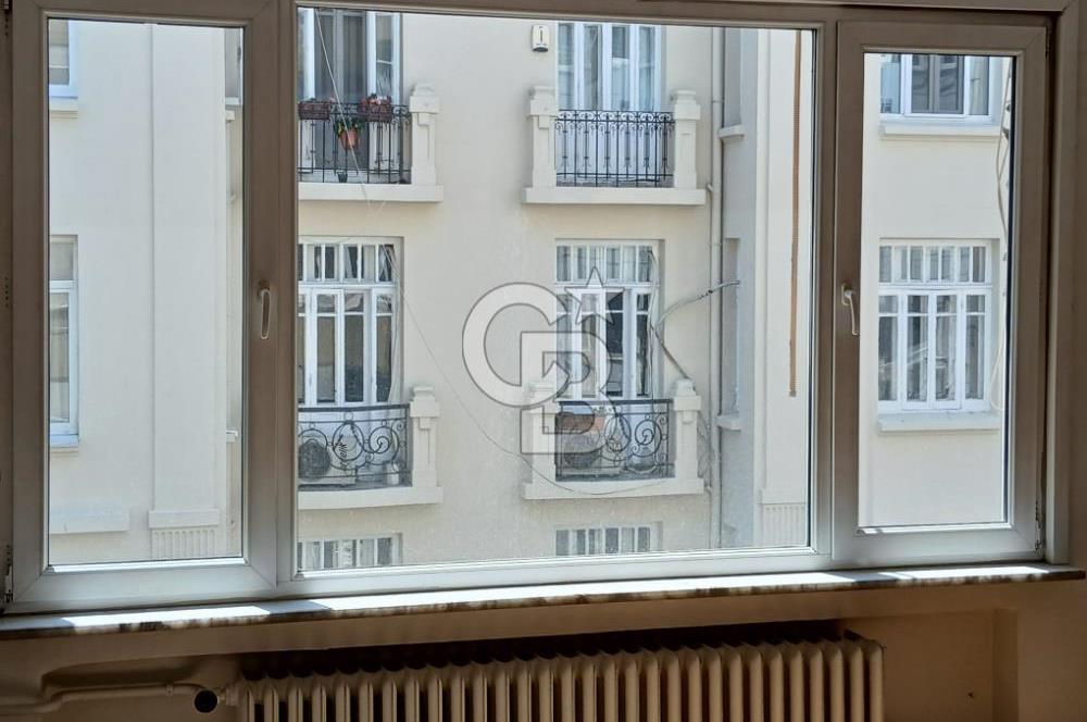Nişantasi Hüsrev Gerede Cad. girişinde Kiralık Ofis katı.