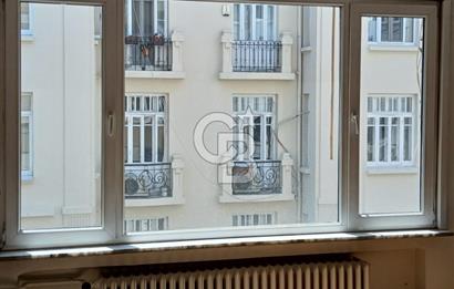 Nişantasi Hüsrev Gerede Cad. girişinde Kiralık Ofis katı.