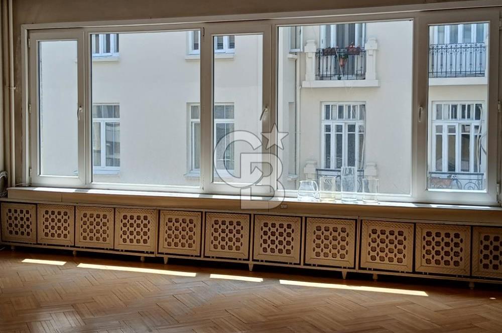 Nişantasi Hüsrev Gerede Cad. girişinde Kiralık Ofis katı.