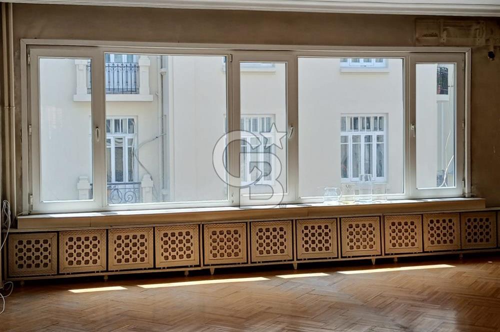 Nişantasi Hüsrev Gerede Cad. girişinde Kiralık Ofis katı.
