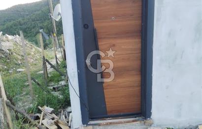 YENİCE NAMAZGAHTA İÇERİSİNDE EV BULUNAN ARSA