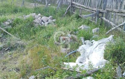 YENİCE NAMAZGAHTA İÇERİSİNDE EV BULUNAN ARSA