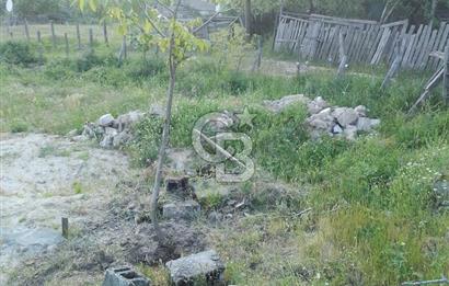 YENİCE NAMAZGAHTA İÇERİSİNDE EV BULUNAN ARSA