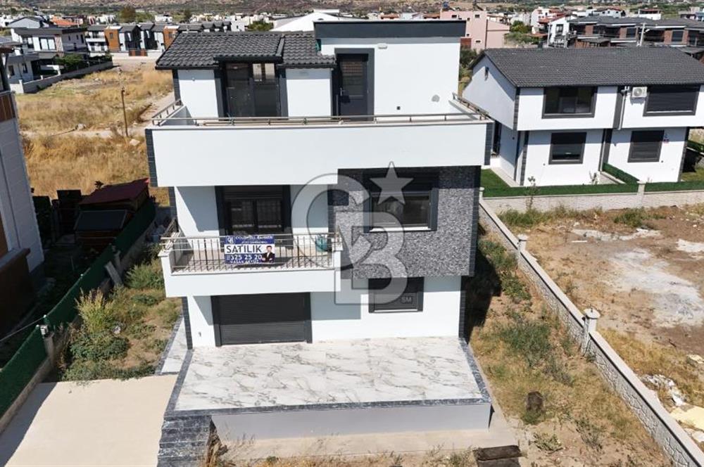 Dikili Cumhuriyet Mah. Çetin Emeç'te Satılık Müstakil 4+1 Villa