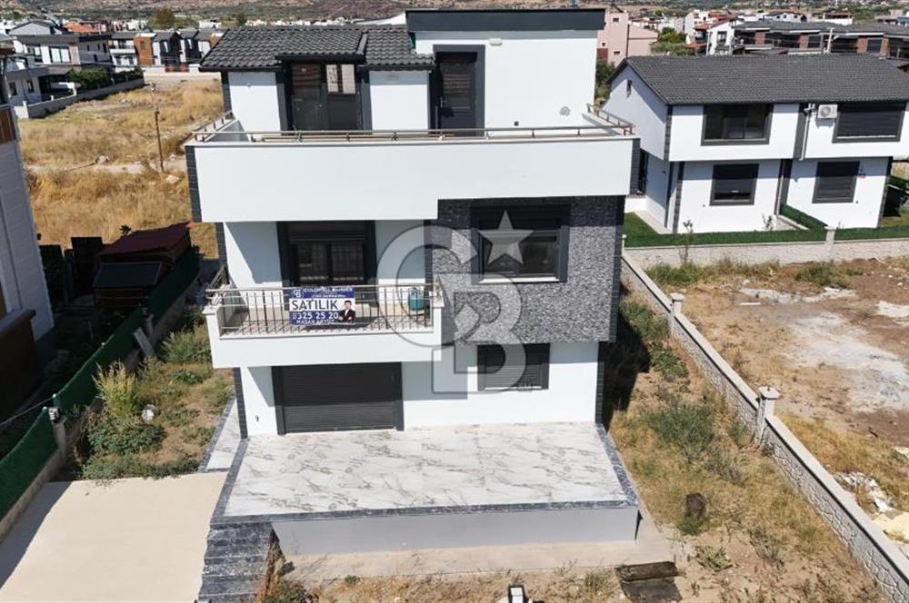 Dikili Cumhuriyet Mah. Çetin Emeç'te Satılık Müstakil 4+1 Villa
