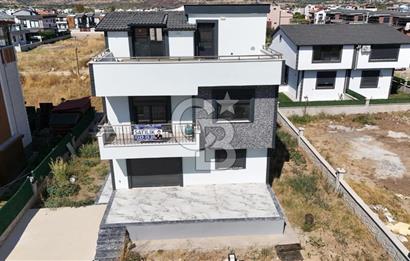 Dikili Cumhuriyet Mah. Çetin Emeç'te Satılık Müstakil 4+1 Villa