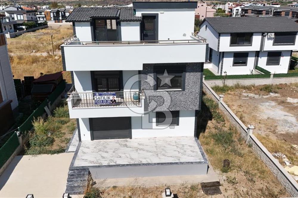 Dikili Cumhuriyet Mah. Çetin Emeç'te Satılık Müstakil 4+1 Villa
