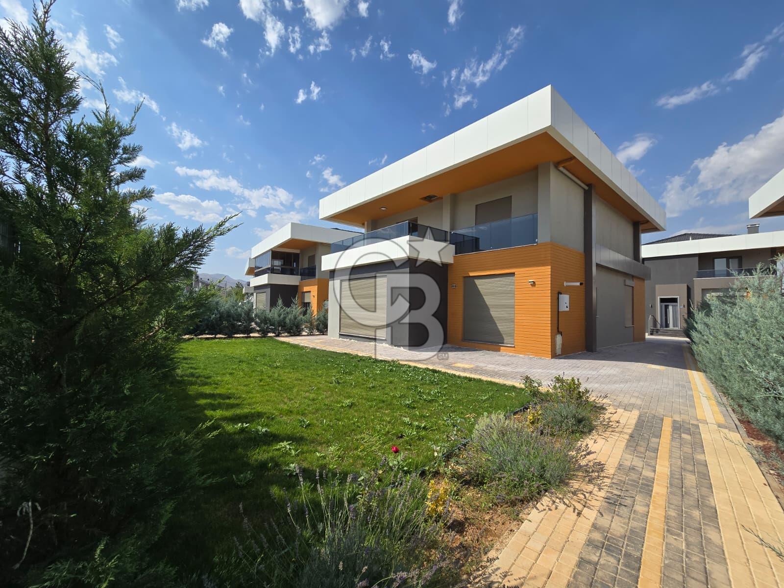 COLDWELL BANKER'DAN LÜKS VE KONFORUN BİRLEŞTİĞİ SATILIK 7+1 VİLLA