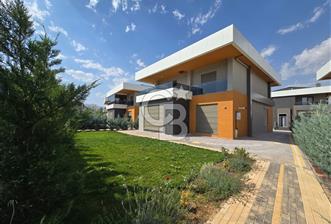 COLDWELL BANKER'DAN LÜKS VE KONFORUN BİRLEŞTİĞİ SATILIK 7+1 VİLLA