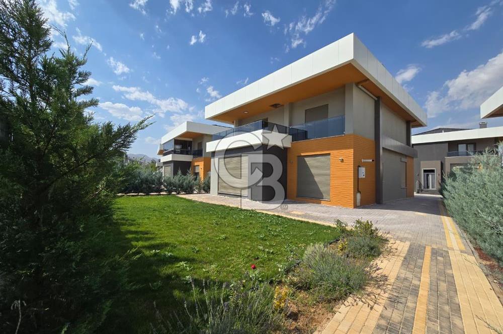 COLDWELL BANKER'DAN LÜKS VE KONFORUN BİRLEŞTİĞİ SATILIK 7+1 VİLLA