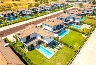 GÜZELBAHÇE YELKİ GARDENİA 33 SİTESİNDE SATILIK 5+1 VİLLA