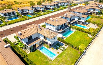 GÜZELBAHÇE YELKİ GARDENİA 33 SİTESİNDE SATILIK 5+1 VİLLA