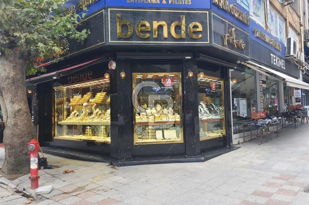 Kartal'ın Kalbi Sahilde Bankalar Caddesi'nde Köşe Konum – 250 m² Ticari Altın Nokta.!