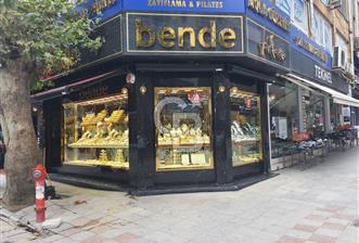 Kartal'ın Kalbi Sahilde Bankalar Caddesi'nde Köşe Konum – 250 m² Ticari Altın Nokta.!