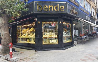 Kartal'ın Kalbi Sahilde Bankalar Caddesi'nde Köşe Konum – 250 m² Ticari Altın Nokta.!