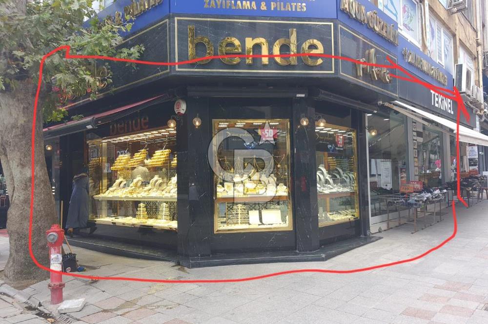 Kartal'ın Kalbi Sahilde Bankalar Caddesi'nde Köşe Konum – 250 m² Ticari Altın Nokta.!