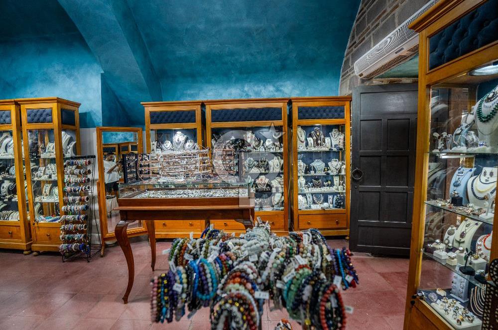 İzmir Konak  Tarihi Kızlarağası Hanı'nda Devren Kiralık Dükkan