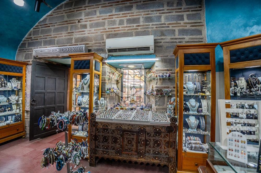 İzmir Konak  Tarihi Kızlarağası Hanı'nda Devren Kiralık Dükkan
