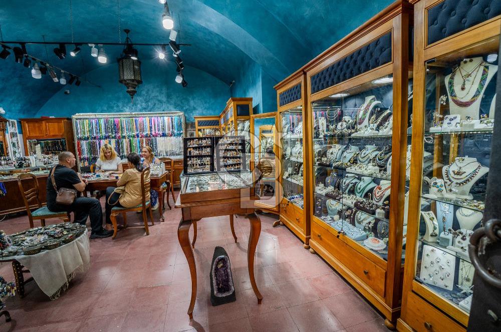 İzmir Konak  Tarihi Kızlarağası Hanı'nda Devren Kiralık Dükkan
