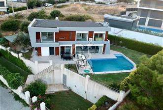 ÇEŞME FENERBURNU’NDA EŞSİZ KONUMDA, DENİZ MANZARALI LÜKS VİLLA