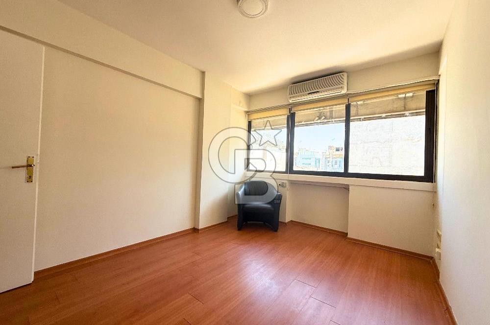 İzmir Çankaya'da Mobilyalı Mutfak WCli 2+1 Satılık Ofis