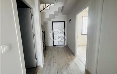 Foça Bağarası Ana Cadde Üzerinde Kiralık 3+1 Dubleks Daire