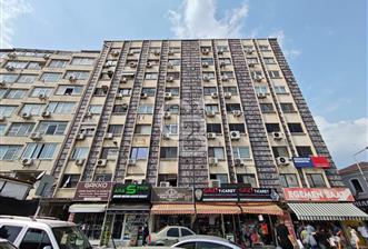 KONAK TİCARET BÖLGESİNİN KÖKLÜ İŞ MERKEZİ ASİL HAN’DA SATILIK OFİS