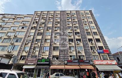 KONAK TİCARET BÖLGESİNİN KÖKLÜ İŞ MERKEZİ ASİL HAN’DA SATILIK OFİS
