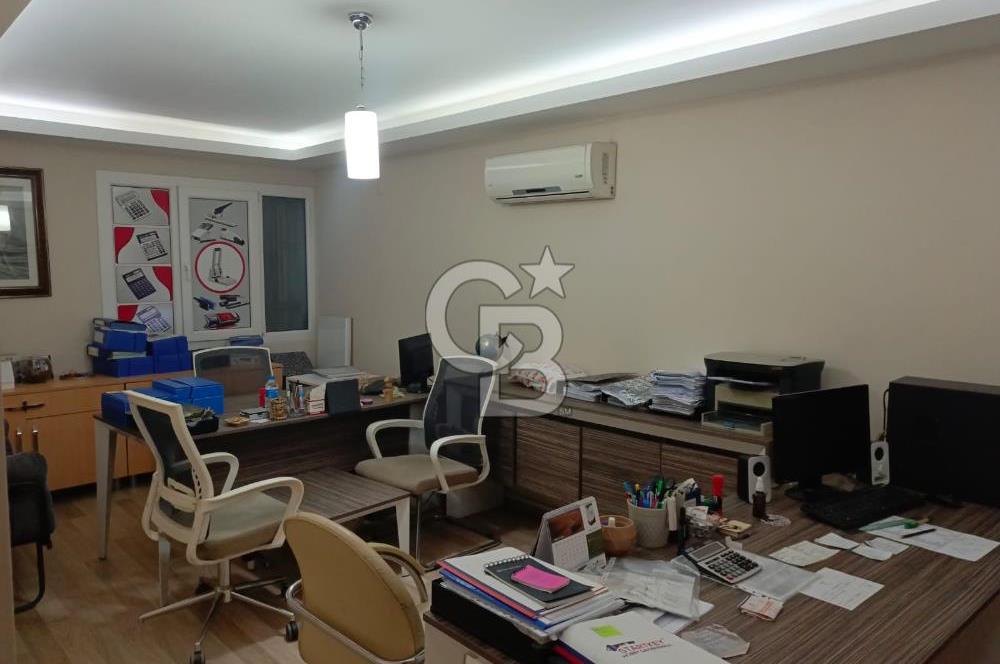 KONAK TİCARET BÖLGESİNİN KÖKLÜ İŞ MERKEZİ ASİL HAN’DA SATILIK OFİS