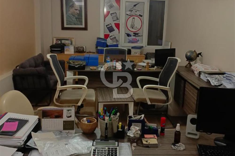 KONAK TİCARET BÖLGESİNİN KÖKLÜ İŞ MERKEZİ ASİL HAN’DA SATILIK OFİS
