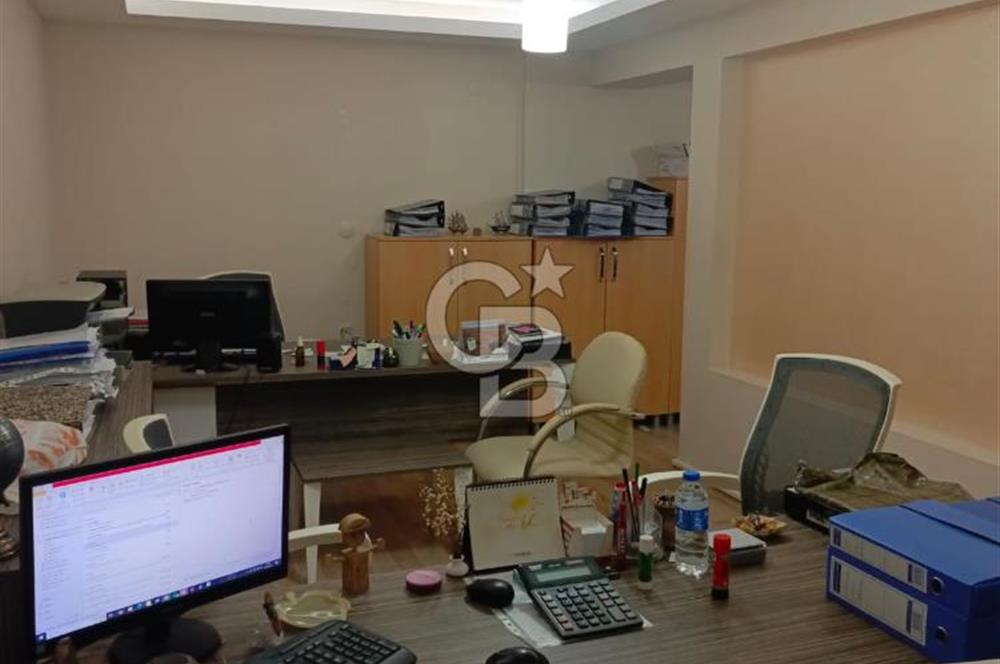KONAK TİCARET BÖLGESİNİN KÖKLÜ İŞ MERKEZİ ASİL HAN’DA SATILIK OFİS
