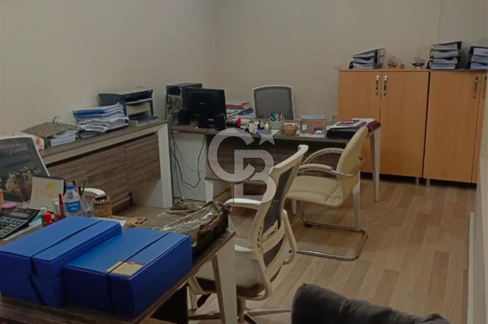 KONAK TİCARET BÖLGESİNİN KÖKLÜ İŞ MERKEZİ ASİL HAN’DA SATILIK OFİS