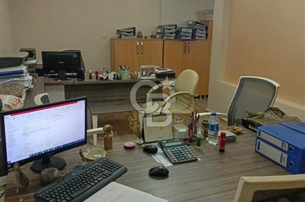 KONAK TİCARET BÖLGESİNİN KÖKLÜ İŞ MERKEZİ ASİL HAN’DA SATILIK OFİS