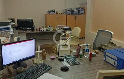 KONAK TİCARET BÖLGESİNİN KÖKLÜ İŞ MERKEZİ ASİL HAN’DA SATILIK OFİS