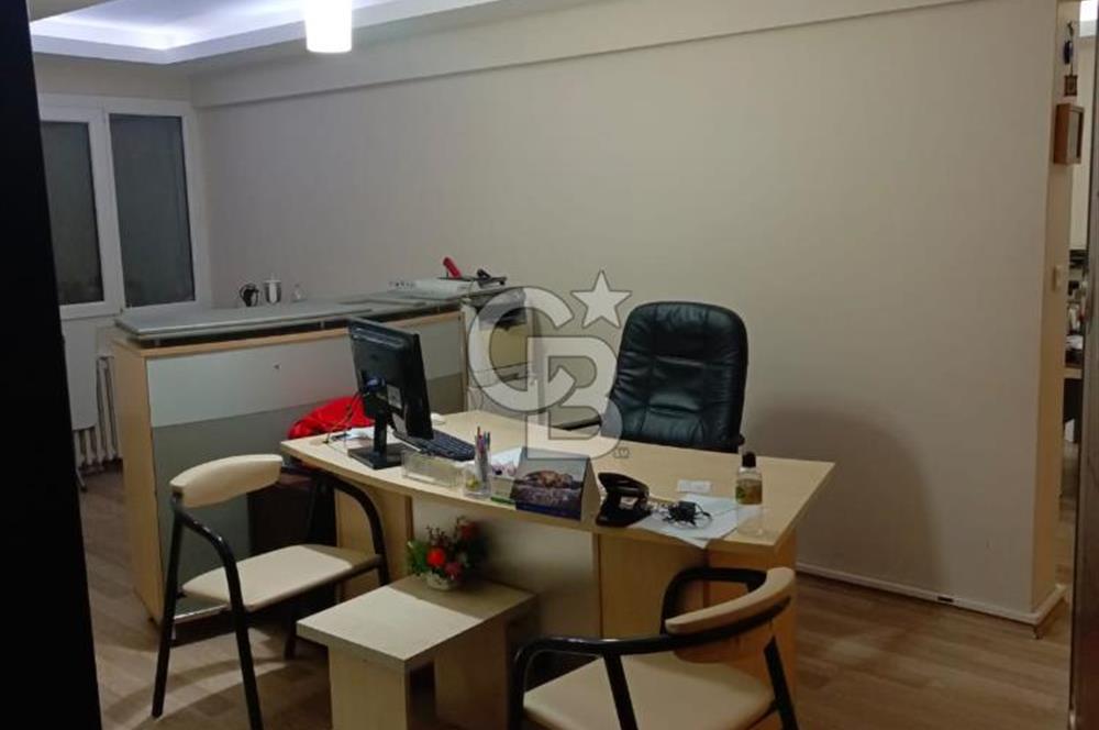 KONAK TİCARET BÖLGESİNİN KÖKLÜ İŞ MERKEZİ ASİL HAN’DA SATILIK OFİS