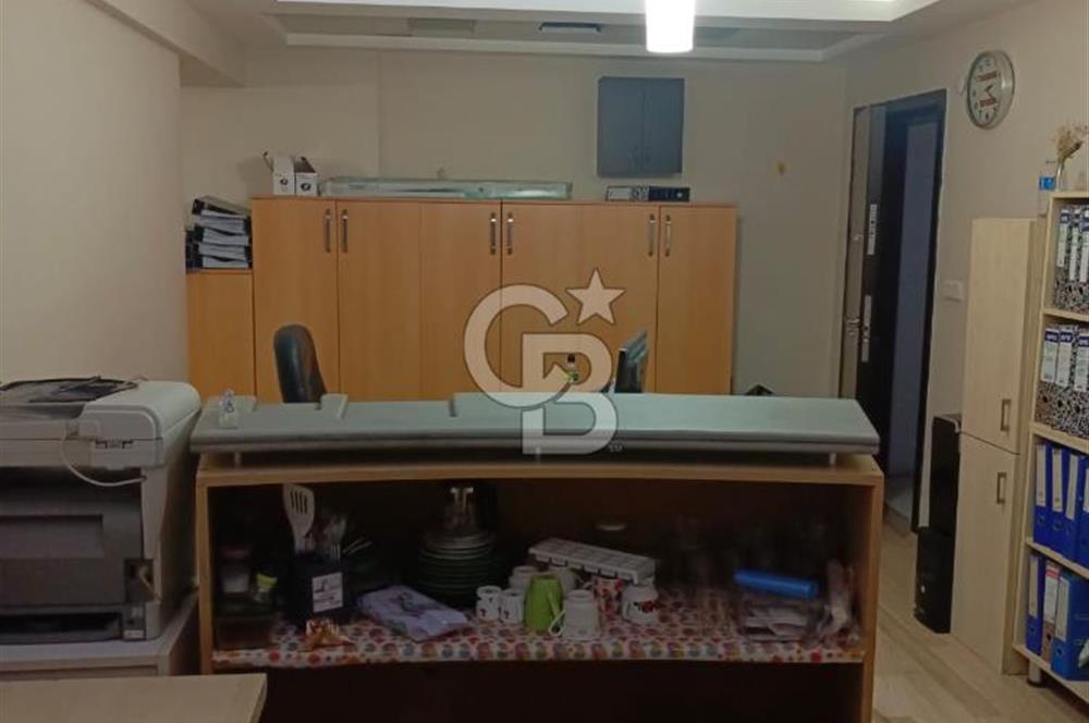 KONAK TİCARET BÖLGESİNİN KÖKLÜ İŞ MERKEZİ ASİL HAN’DA SATILIK OFİS
