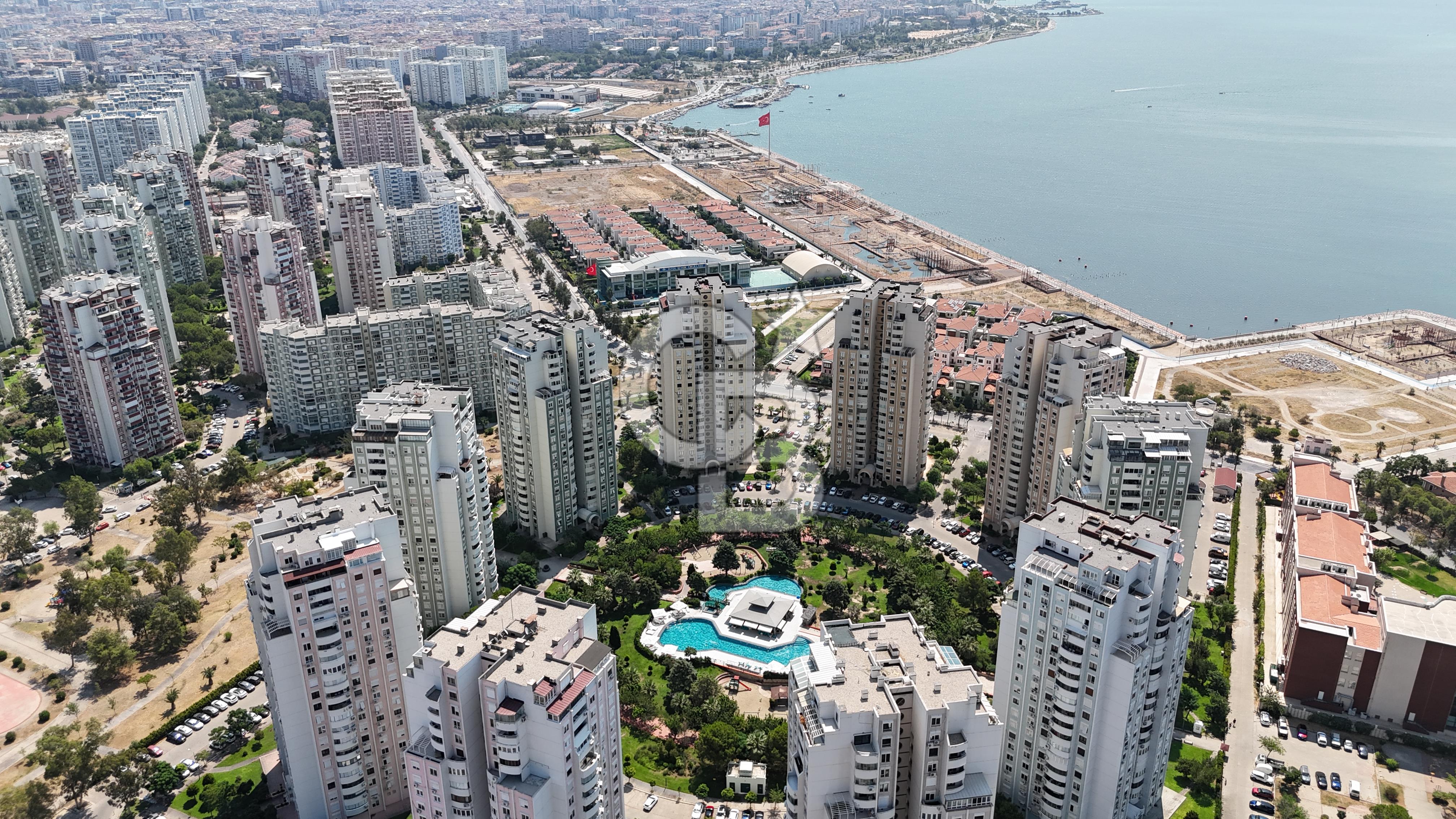 Karşıyaka Mavişehir Albatros Sitesinde Satılık 3+1 154 M² Daire