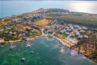 URLA ÖZBEK SATILIK 1300 m² ARSA İÇİNDE İKİ MÜSTAKİL EV