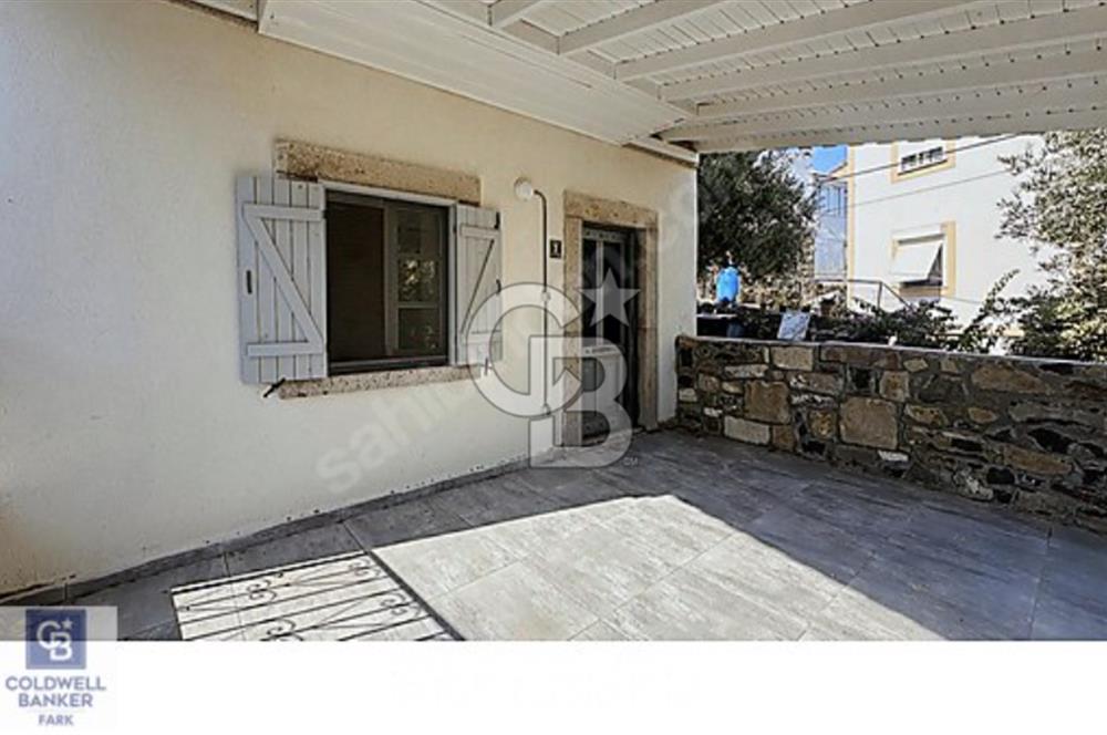Cb FARK'tan Cunda Merkezde Bahçeli Taş Villa