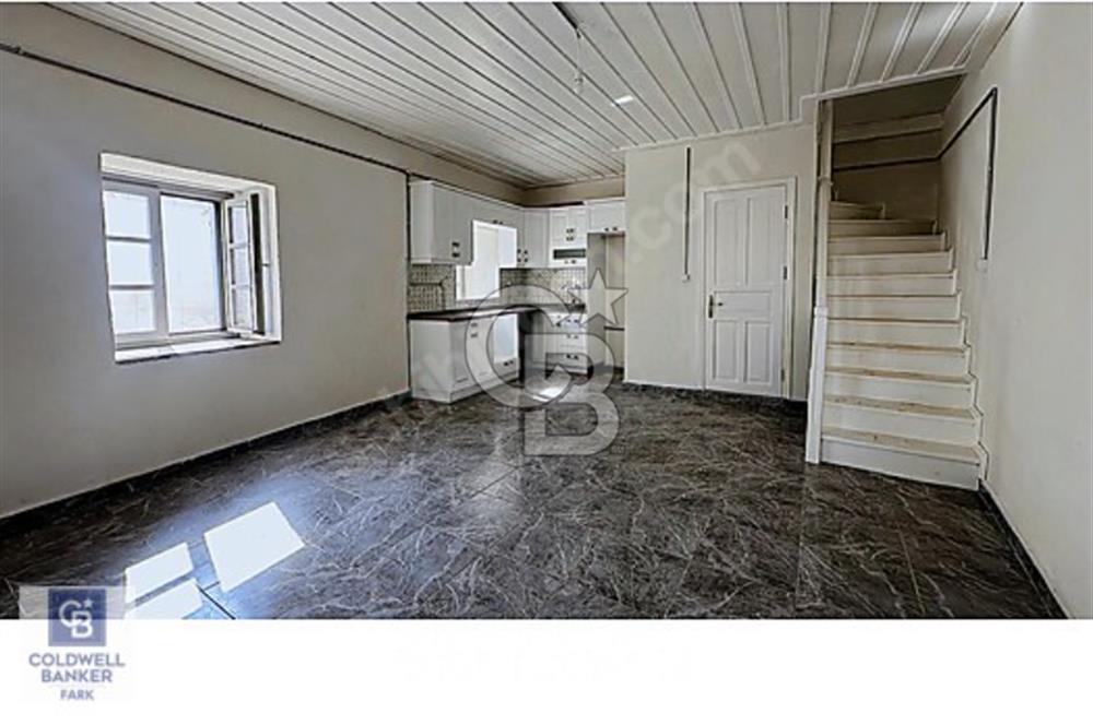 Cb FARK'tan Cunda Merkezde Bahçeli Taş Villa