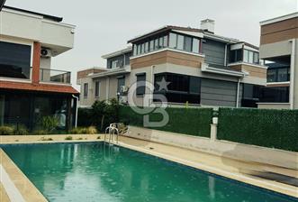 MENDERES’TE HAVUZLU SİTE İÇİNDE KİRALIK 4+1 TRİPLEX VİLLA