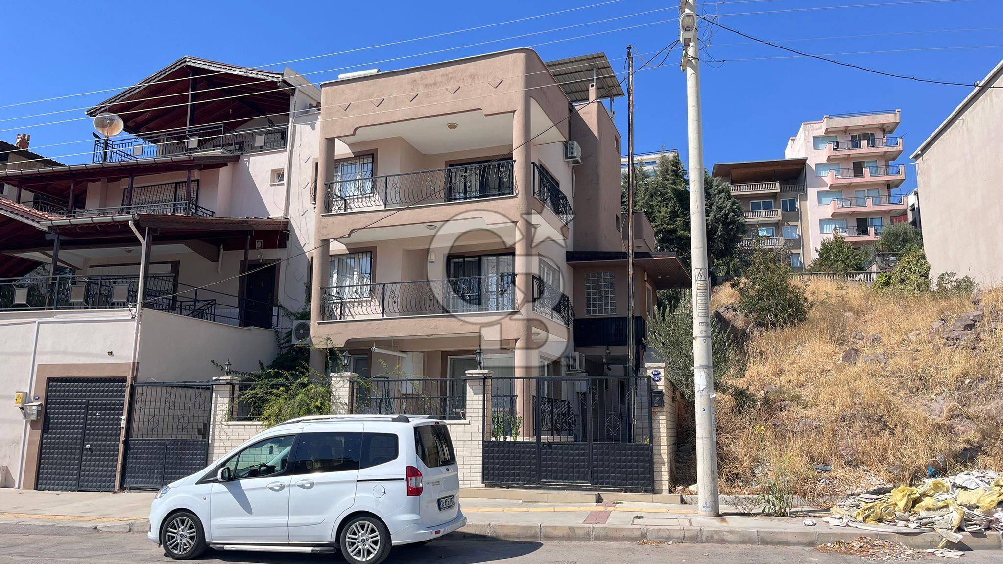 Bornova Atatürk Mahallesinde 394 M² Arsa Paylı Satılık Tripleks Ev